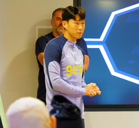 포스테코글루 감독이 직접 호명…토트넘 ‘뉴 캡틴’ 손흥민, 선수단 앞에서 “책임감 갖고 하나로 뭉치자”