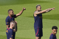 네이마르, 음바페가 싫어해 강제로 PSG 떠났다? 재계약 조건으로 이적 강요 ‘불화설’ 재점화