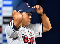 [포토]‘모자 고쳐쓰며 심기일전’