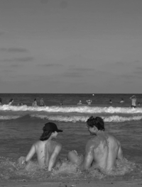 ‘비키니가 뭐죠?’ 모델 부부, 스페인 누드비치서 과감한 상탈 인증샷