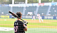 [포토]‘학폭논란’ 배정대, 첫 타석 준비하며 대기