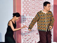 [포토]‘손잡아줘 고마워!’ 무대오른 이솜과 이동휘