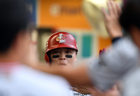 [포토]‘1루에서 홈까지 달렸더니....숨차’ 추신수