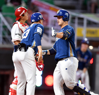 [포토]‘야구 아직 안끝났습니다’ 솔로포 김형준