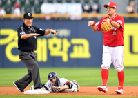 [포토]‘비디오 리플레이 해도 소용없을걸’ 이민호 2루심