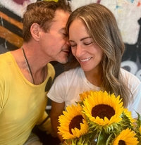 ‘아이언맨’의 18년 순애보…마약중독 구제, 美 배우몸값 톱5 만든 아내와 결혼기념일 축하[할리웃톡]