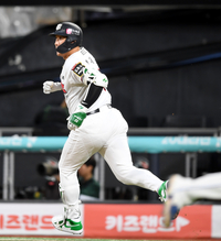 [포토] 황재균, 2회 만루서 2타점 적시타...1000타점 달성