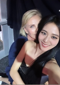 ♥안보현도 질투날 친밀함…지수, 샤를리즈 테론과 백허그 셀카 공개