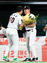 [포토] 황재균 1000타점 축하하는 이강철 감독