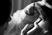 “이게 사람 눈이냐?” 아이라인 문신 불만에 욕설 폭행 난동 아나운서 벌금형