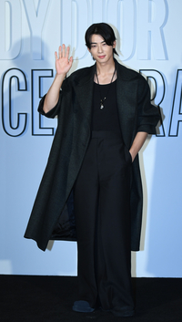 [포토] 차은우 '미소 가득한 손인사'