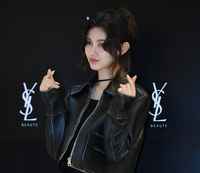 [포토] 뉴진스 다니엘 '하트 날리는 인형'