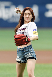 [포토]힘차게 시구하는 키스오브라이프 쥴리