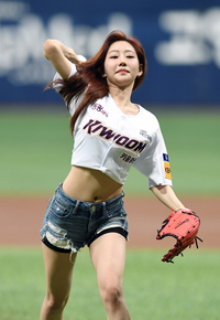 [포토]키스오브라이프 쥴리, 키움-KT 고척 경기 시구