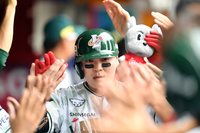 [포토] ‘1회말 선두타자 홈런’ 추신수