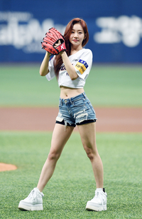 [포토]키스오브라이프 쥴리, 시구 갑니다!