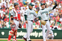 [포토]‘8회초 투수교체위해 마운드 오른’ 이승호 투수코치