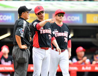 [포토]‘최정 타구 인정2루타 주장하는 김종국 감독’