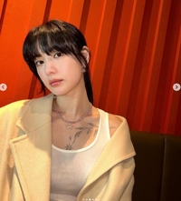 ‘마스크걸’ 나나, 타투 지우는 중...눈길 끄는 쇄골 아래 타투