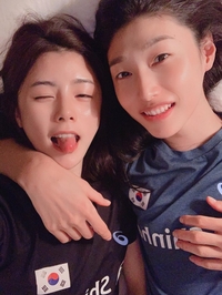 이다영, 이번엔 김연경과 팔베개 셀카 올리고.. “사과문 올리면 비밀로 해줄게”