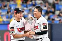 [포토]‘2000안타 기록한 황재균, 경기취소될뻔했지만.....’