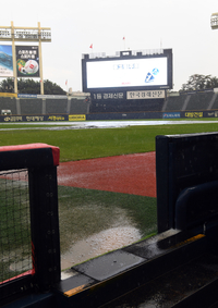 [포토]비로 인해 개시 지연된 두산-KIA 잠실 경기