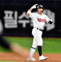 [포토]‘4회말 동점안타’ 황재균