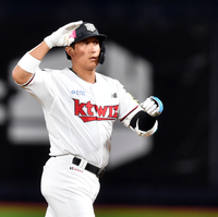 [포토]‘2000안타 황재균, 4회말 동점안타까지’