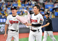 [포토]‘2000안타 기록한 황재균, 이강철 감독의 축하’