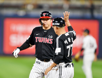 폭우도 막지 못한 1·2위 대결, LG 김현수 결승타·철통 수비로 신승···KT와 6.5G 차이 거리두기[SS수원in]