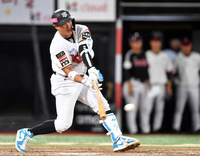 [포토]‘8회말 낮은볼 걷어올려 안타’ 황재균