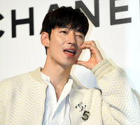 [포토] 이제훈 '앙증 맞은 포즈'