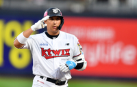 [포토]‘2천....몇개더라?’ 1회말 안타출루 황재균