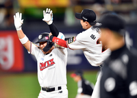 [포토]‘9회말 2사에 고우석 두들긴’ 황재균