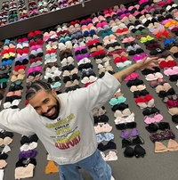 ‘속옷매장이야?’ 드레이크, 콘서트서 날아온 여성팬 브래지어 406개와 코믹 인증샷[할리웃톡]