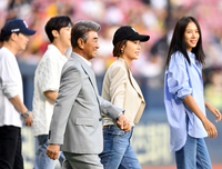 [포토]이덕화 손 꼭잡고 그라운드 나서는 황정음