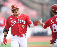 [포토] 1회 홈런 추신수 '출발 좋아'