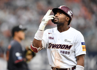 [포토]키움 도슨, 추격 적시타 세리머니