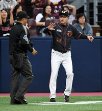 [포토]한화 최원호 감독, '파울 선언을 하는 바람에...'