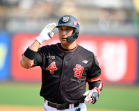 [포토] 황재균 '안타 신고합니다'