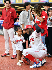 [포토]‘딸 리아의 시구’ 도와주는 에레디아