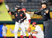 [포토] ‘9회초 선두타자 2루타 황재균’