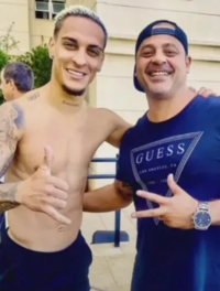 팀은 ‘붕괴’ 위긴데…폭행 혐의→맨유 복귀 연기→‘눈물 호소’ 안토니, 자국서 ‘환하게’ 사진 촬영