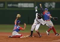 일본, 푸에르토리코에 4-2 진땀승…日총리 영부인, 8·15 적힌 유니폼 입고 시구 [야구월드컵]