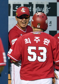 ‘나홀로 롱티’ 삼매경 빠졌던 SSG 최주환 발사각 44도짜리 대타홈런, 옛스승 앞 화력 과시…5년 만 20홈런 -1[SS 스타]
