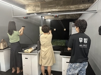 조인성♥한효주, 사랑의 밀회 커피자판기…‘무빙’ 팝업스토어 직접 가보니 [김현덕의 요즘대세]