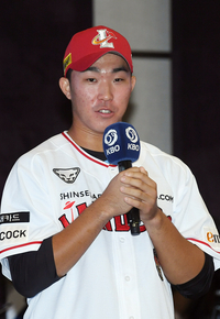 [포토]이병규 코치 아들 이승민, SSG 랜더스로!