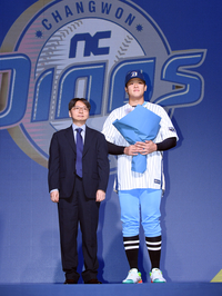 [포토]휘문고 김휘건, 태어난 곳 창원 NC로!