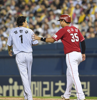 [포토]임찬규의 사과에 웃어보이는 한유섬