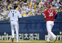 [포토]한유섬에게 사과하는 임찬규